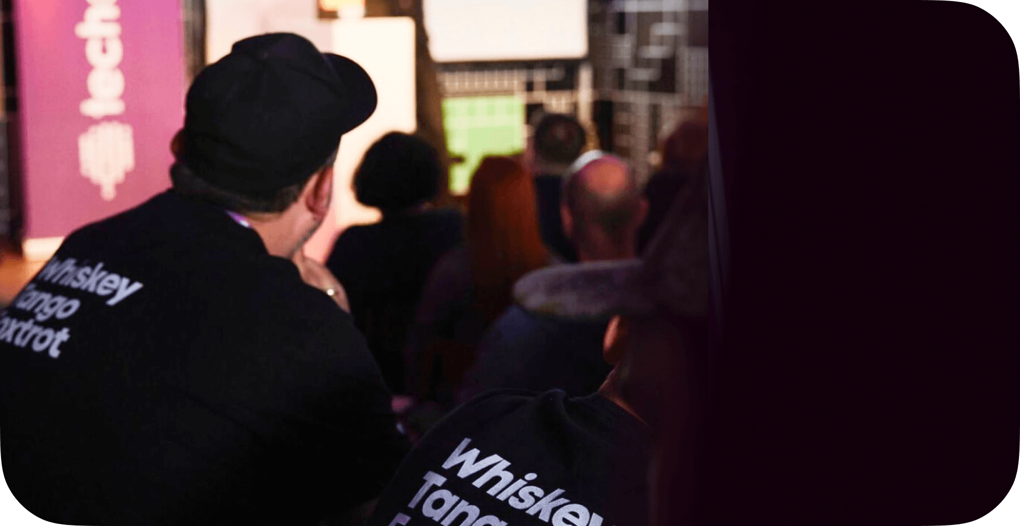 Personen, die an einer Veranstaltung teilnehmen