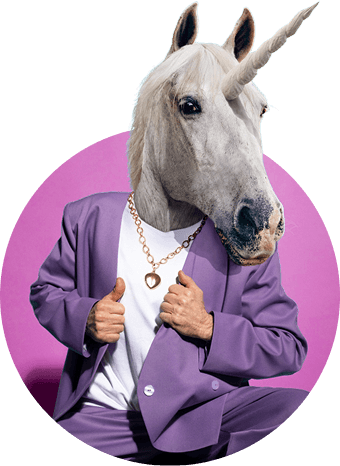 Person mit Ananas auf dem Kopf trägt eine Brille mit Lottokugeln