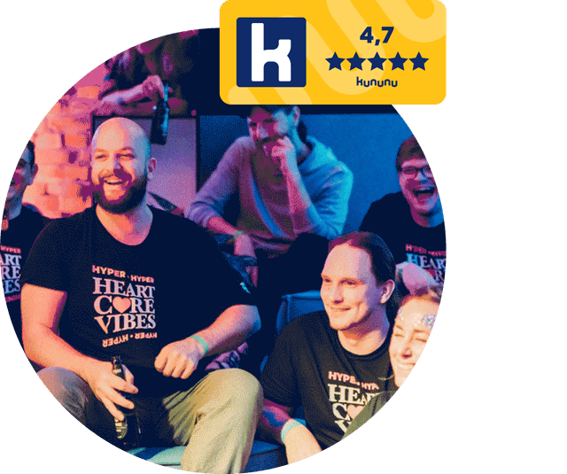 fröhliches Team mit 4,7 kununu Badge