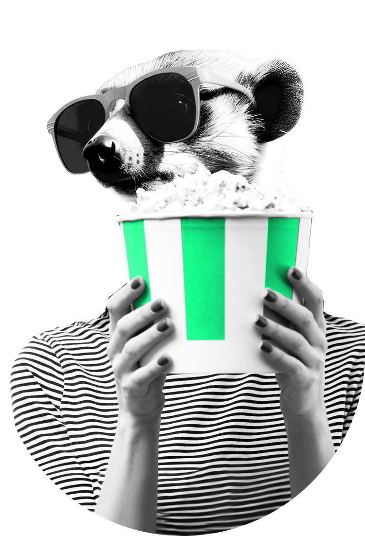 Erdmännchenkopf auf Frau mit Popcorn