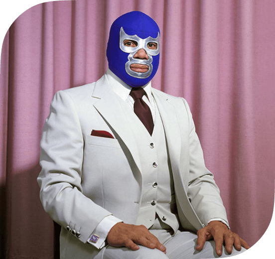 Person in Smoking und Luha Libre Maske