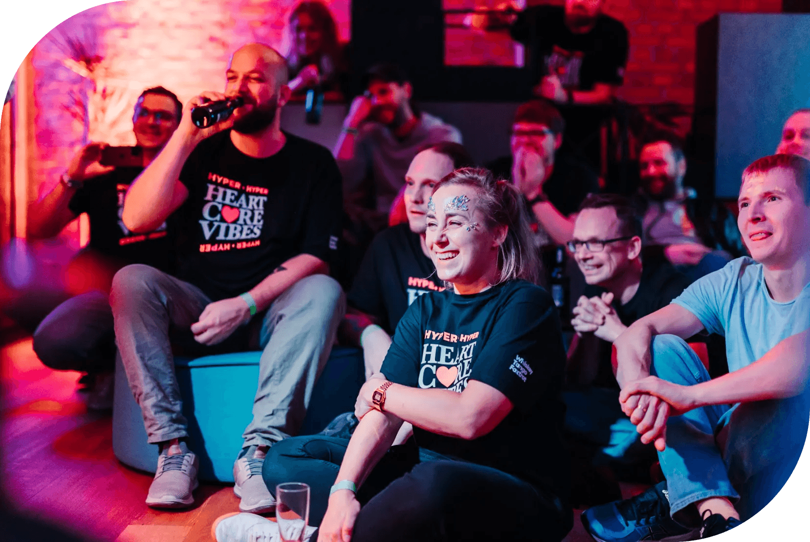 Whiskey Tango Foxtrot Team fröhlich beim Firmenevent